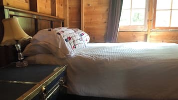 2 bedrooms, desk, bed sheets