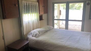 2 Schlafzimmer, Schreibtisch, Bettwäsche