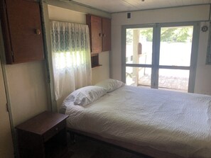 2 dormitorios, escritorio, ropa de cama