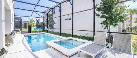 Alberca techada y alberca al aire libre