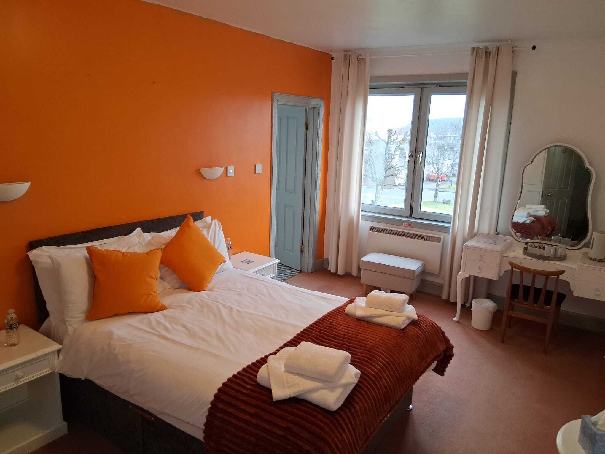 Habitación Confort doble | Ropa de cama de alta calidad, wifi gratis, ropa de cama