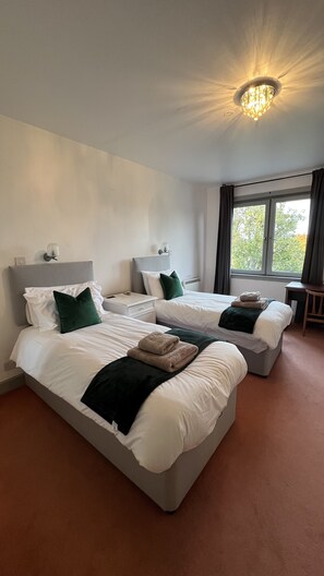 Quarto duplo básico, vista para o pátio | Roupas de cama premium, Wi-Fi de cortesia, roupa de cama