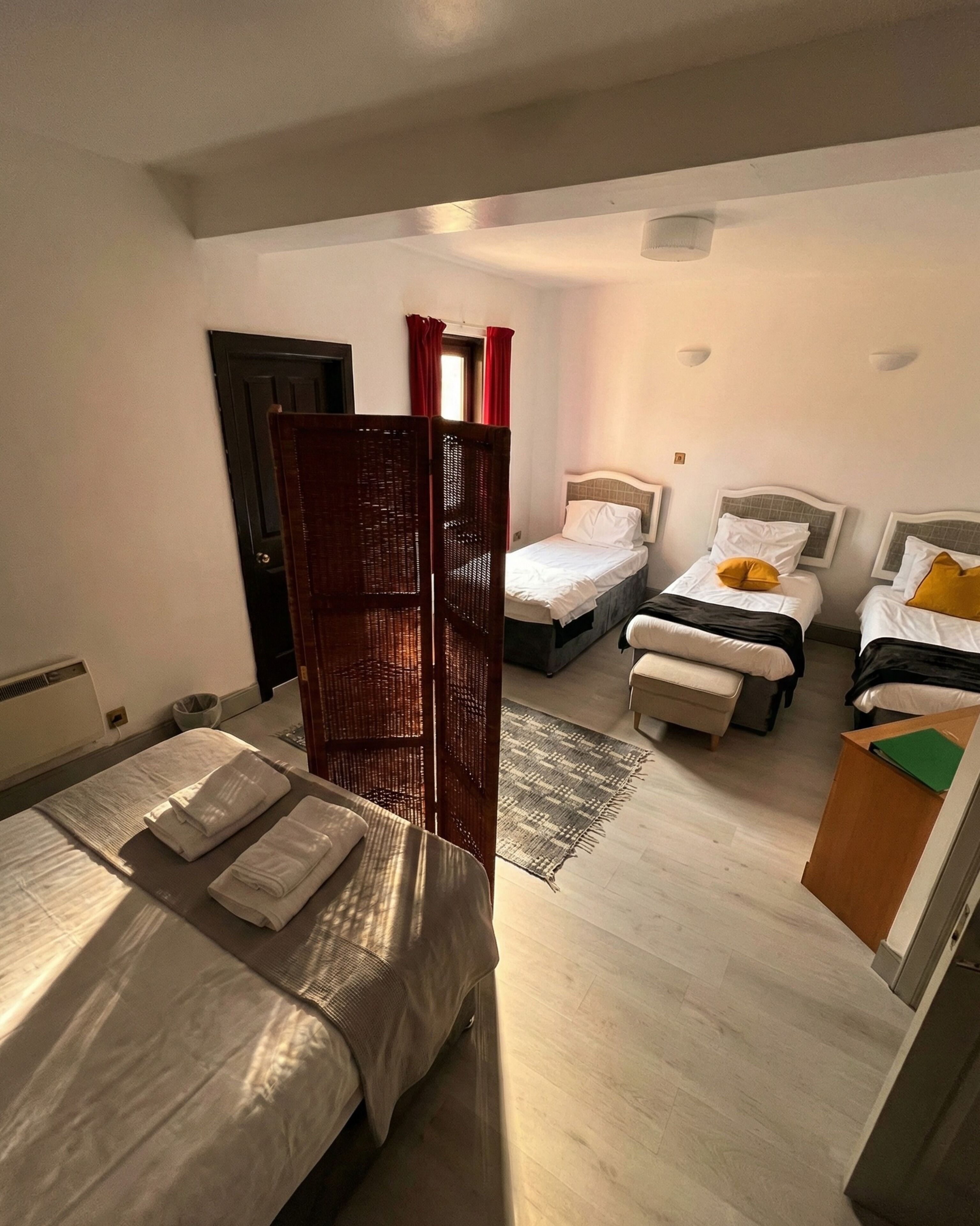 Neljän hengen perhehuone | Ylelliset vuodevaatteet, ilmainen Wi-Fi, vuodevaatteet