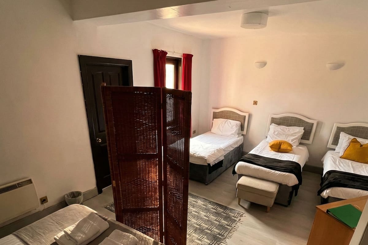Family Quadruple Room | Peralatan tempat tidur premium, Wi-fi percuma, cadar katil