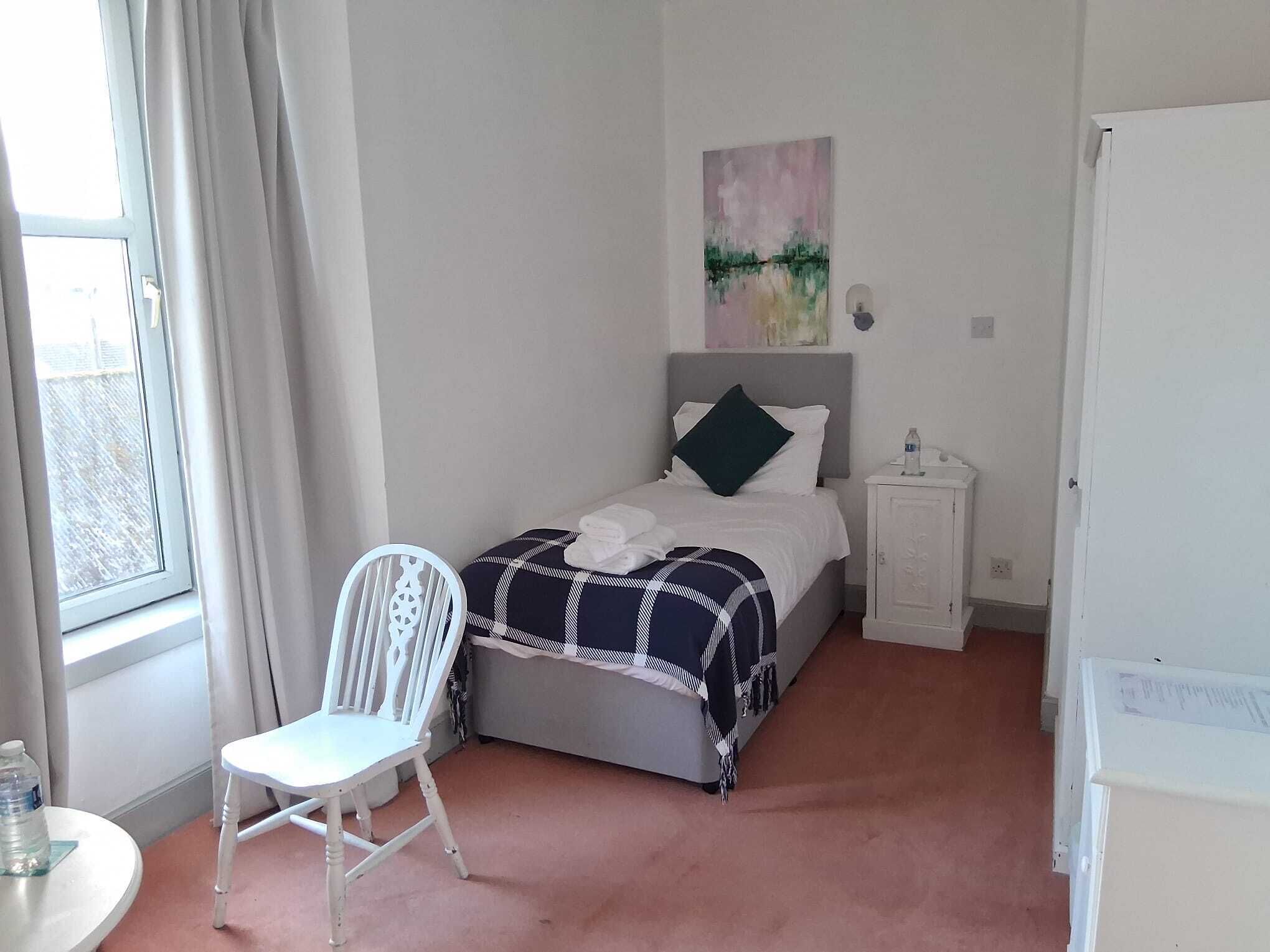 Yhden hengen perushuone | Ylelliset vuodevaatteet, ilmainen Wi-Fi, vuodevaatteet