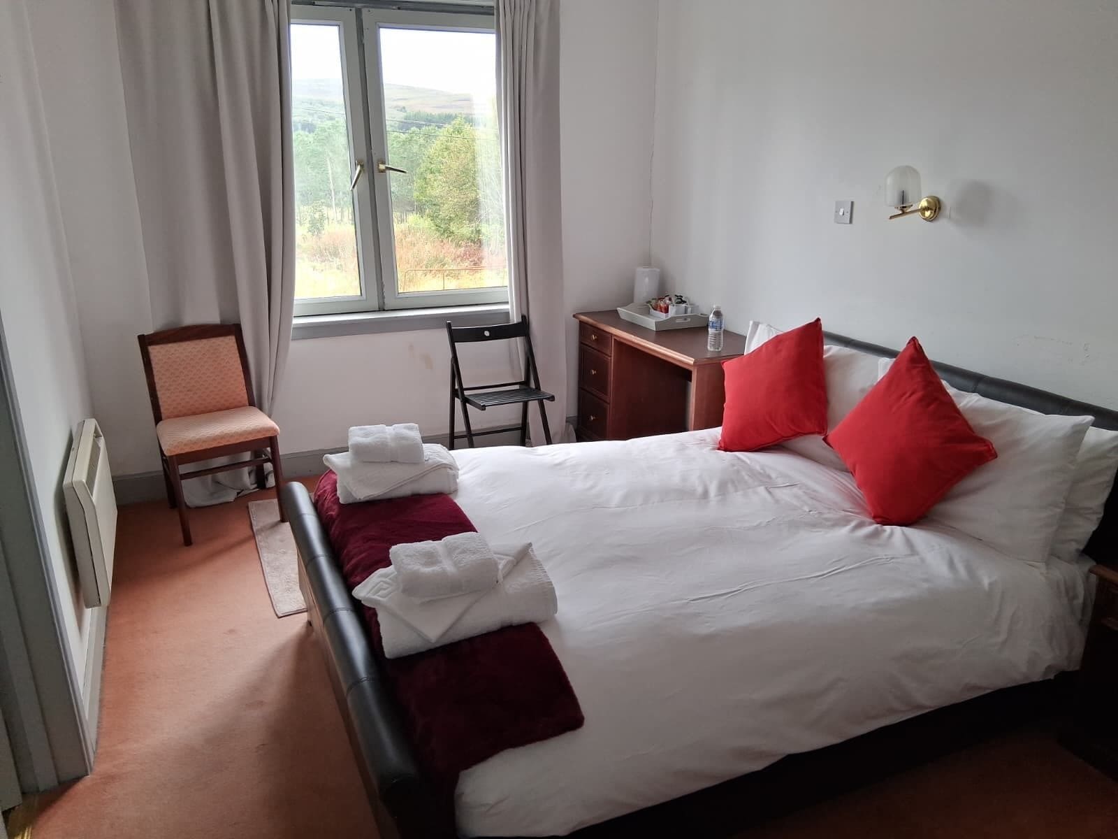 Kahden hengen perushuone | Ylelliset vuodevaatteet, ilmainen Wi-Fi, vuodevaatteet