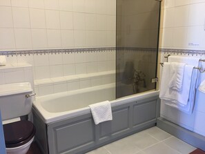 Dobbeltrom – basic | Bad | Kombinert dusj/badekar, toalettartikler (inkludert) og hårføner