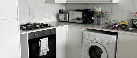 Frigorífico, microondas, horno y placa de cocina