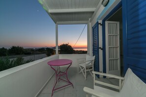 Outdoor dining - Sunset Haven Retreat - A Tranquil Retreat with Sunset Views (Naxos)