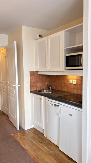 Micro-ondes, lave-vaisselle, cafetière/bouilloire, grille-pain