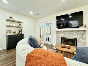 Smart TV, fireplace - Aubie's Abode - A Boutique Townhouse- Walk to Downtown and Campus! (Auburn)