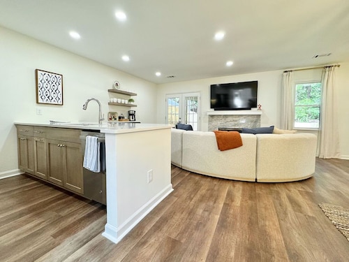 Aubie's Abode - A Boutique Townhouse- Walk to Downtown and Campus!