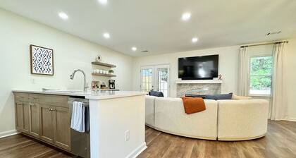 Aubie's Abode - A Boutique Townhouse- Walk to Downtown and Campus!