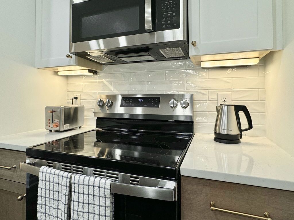 冰箱、微波炉、烤箱、炉灶