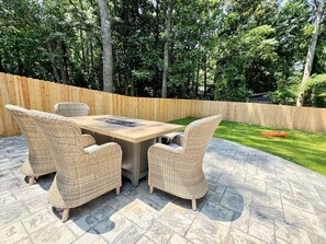 Outdoor dining - Aubie's Abode - A Boutique Townhouse- Walk to Downtown and Campus! (Auburn)