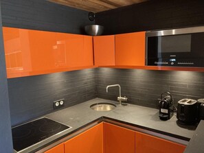 Réfrigérateur, micro-ondes, lave-vaisselle, cafetière/bouilloire