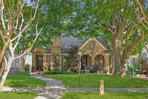 Exterior - Charming Tudor in East Dallas Neighborhood (Dallas)