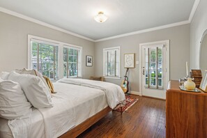 3 bedrooms, iron/ironing board, WiFi, bed sheets - Charming Tudor in East Dallas Neighborhood (Dallas)
