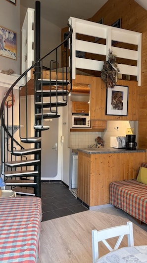 A compact kitchen with a microwave, coffee maker, and a small sink. - 200m from resort center, 3rd floor, tv, ski locker, 29m², Avoriaz (Avoriaz)