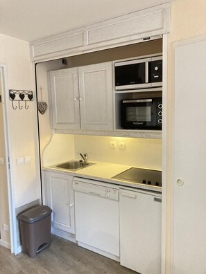 Kühlschrank, Mikrowelle, Geschirrspüler