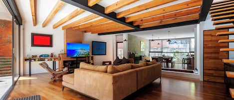 Casa de lujo, vista al lago | Área de sala de estar | Televisión de pantalla plana de 50 pulgadas con canales digitales