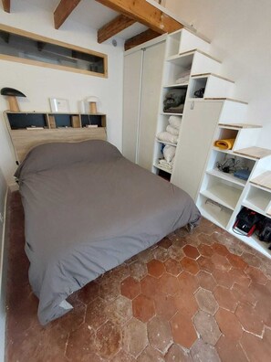 1 bedroom, WiFi, bed sheets