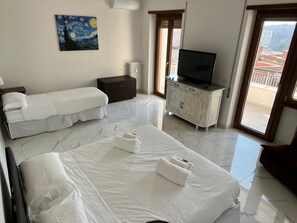 3 bedrooms, desk, travel cot, WiFi