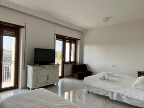 3 bedrooms, desk, travel crib, WiFi - Three bedrooms, two bathrooms near St peter's Cathedral Area (Roma)