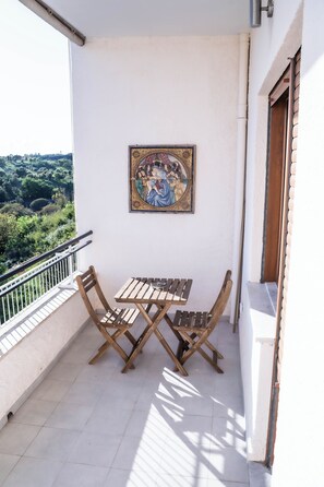 Outdoor dining - Three bedrooms, two bathrooms near St peter's Cathedral Area (Roma)
