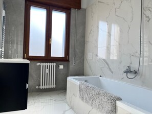 Shower, hair dryer, bidet, towels - Three bedrooms, two bathrooms near St peter's Cathedral Area (Roma)