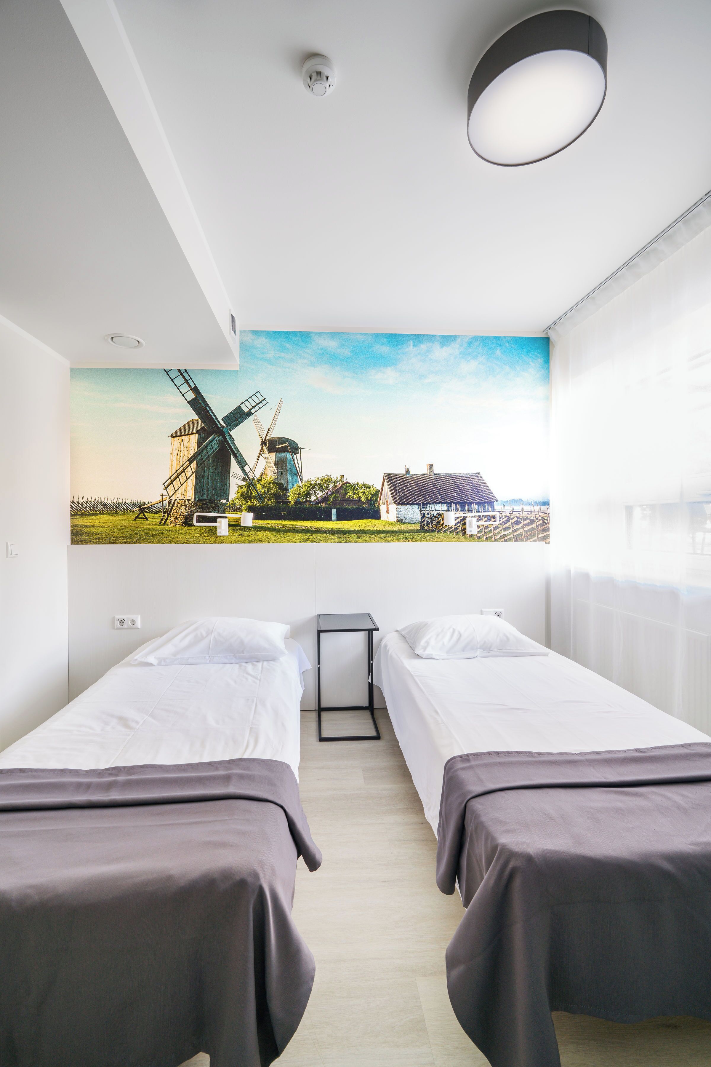 Escritorio, espacio para trabajar con laptop y cortinas blackout 