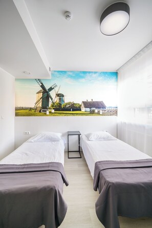 Klassieke tweepersoonskamer, uitzicht op tuin | Een bureau, een laptopwerkplek, verduisterende gordijnen