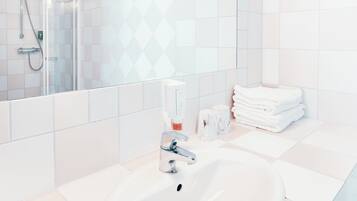 Family Quadruple Room, Park View | Bathroom | Shower, hair dryer, heated floors, towels