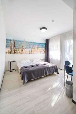 1 habitación, escritorio y espacio para trabajar con laptop