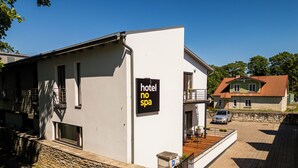 A modern building with a sign reading "hotel spa". - Hotel NOSPA (Kuressaare)