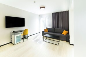 Family Quadruple Room, Park View | Living area | 55-inch Smart TV with cable channels - Hotel NOSPA (Kuressaare)