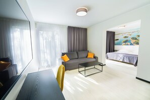 ห้องแฟมิลี่สำหรับสี่ท่าน, วิวสวนสาธารณะ | บริเวณนั่งเล่น | สมาร์ททีวี 55 นิ้ว พร้อมช่องเคเบิล