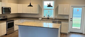 Charming farmhouse with WiFi and AC in lovely Mill Spring.  Great mountain views