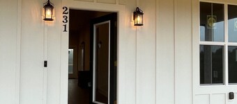Charming farmhouse with WiFi and AC in lovely Mill Spring.  Great mountain views