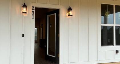 Charming farmhouse with WiFi and AC in lovely Mill Spring. Great mountain views