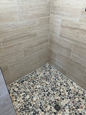 تجهيزات دش، مجففات شعر، مناشف، صابون