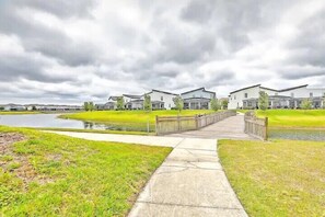 Property grounds - EV_4835 - 4 Bed 3 Bath Townhome with Screened Private Splash Pool, Kids Bedroom (Kissimmee)