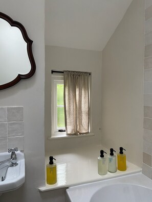 Shower, eco-friendly toiletries, hair dryer, towels - Pippin Cottage at Cann Orchard (BUDE)
