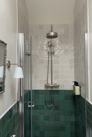 Bruser, miljøvenlige toiletartikler, hårtørrer, håndklæder