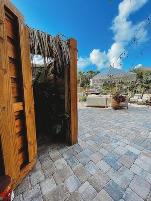 Terrace/patio - Sun, Sand, and Seashells: Your perfect Beach House Getaway!  (Pensacola Beach)