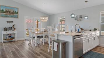 雪櫃、微波爐、焗爐、爐具