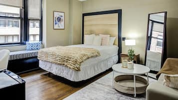 1 slaapkamer, een kluis op de kamer, een bureau