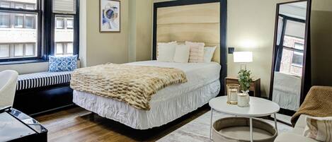 1 室のベッドルーム、セーフティボックス (室内)、デスク、アイロン / アイロン台