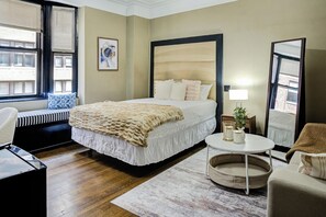 1 Schlafzimmer, Zimmersafe, Schreibtisch, Bügeleisen/Bügelbrett