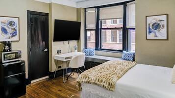 1 slaapkamer, een kluis op de kamer, een bureau